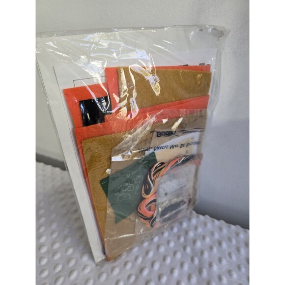 Bucilla Felt Applique Wreath Kit Lil Pilgrim Thanksgiving Autumn 13" Fall Decor - Picture 10 of 12